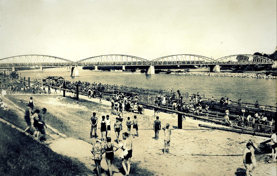 Gradsko kupalište na Savi, u pozadini 'Crveni most'